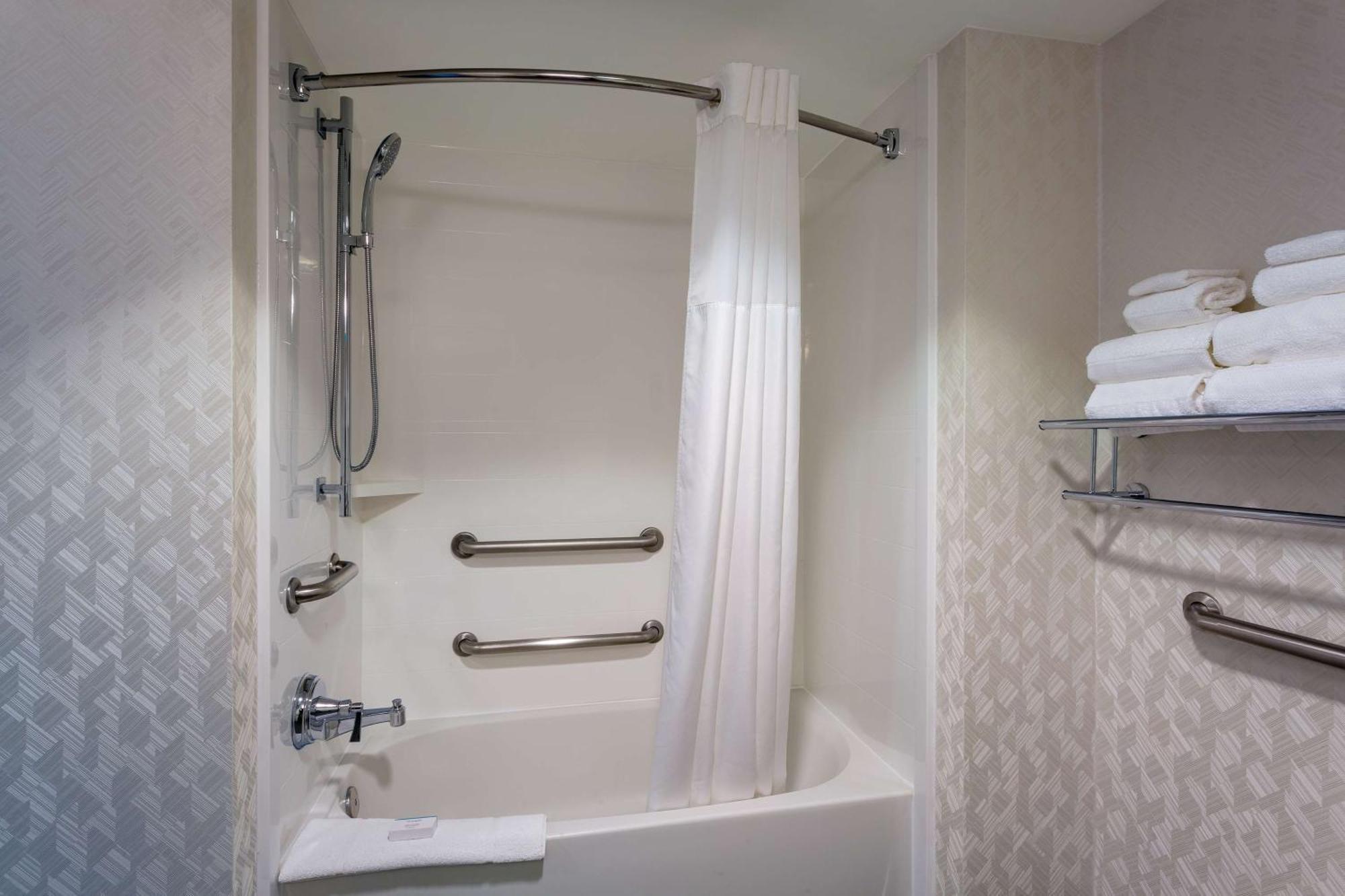 Hampton Inn & Suites Herndon-Reston Екстериор снимка