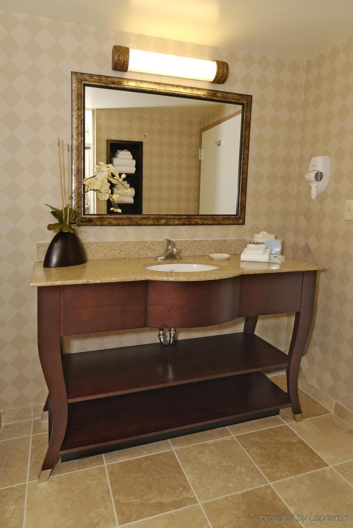 Hampton Inn & Suites Herndon-Reston Екстериор снимка